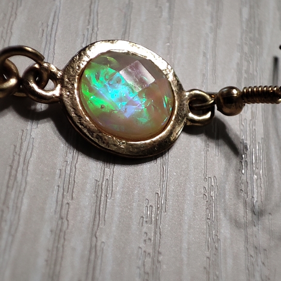 Faceted Gold Tone Seafoam Green Iridescent Pierced Earrings Mermaid Beach Theme - Picture 5 of 6